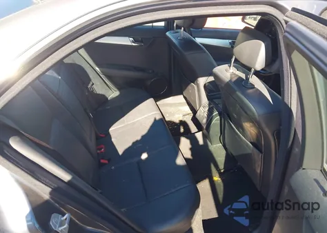 2009 Mercedes-Benz C 300 Luxury/Sport z USA, uszkodzony, nr VIN WDDGF54X29R056814